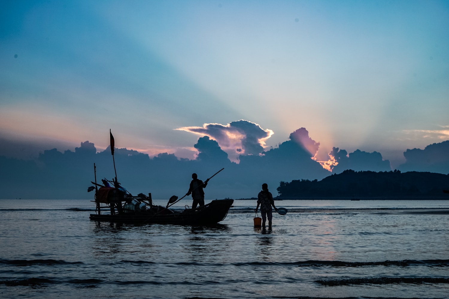 Khi ánh bình minh bắt đầu ló rạng trên những đám mây ở chân trời là lúc người dân chài sống cạnh bãi Cửa Hiền bắt đầu kéo nhau ra bãi. Ảnh: Lê Thắng