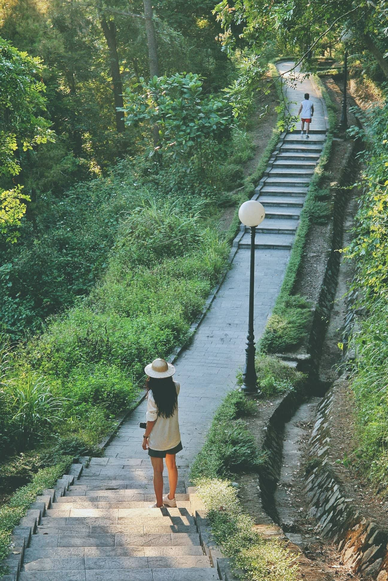 Con đường bậc thang xuyên qua núi Quyết cũng là địa điểm đẹp được nhiều người đến thăm thú, dạo chơi và chụp những tấm ảnh ưng ý. Ảnh: Thuong Vang