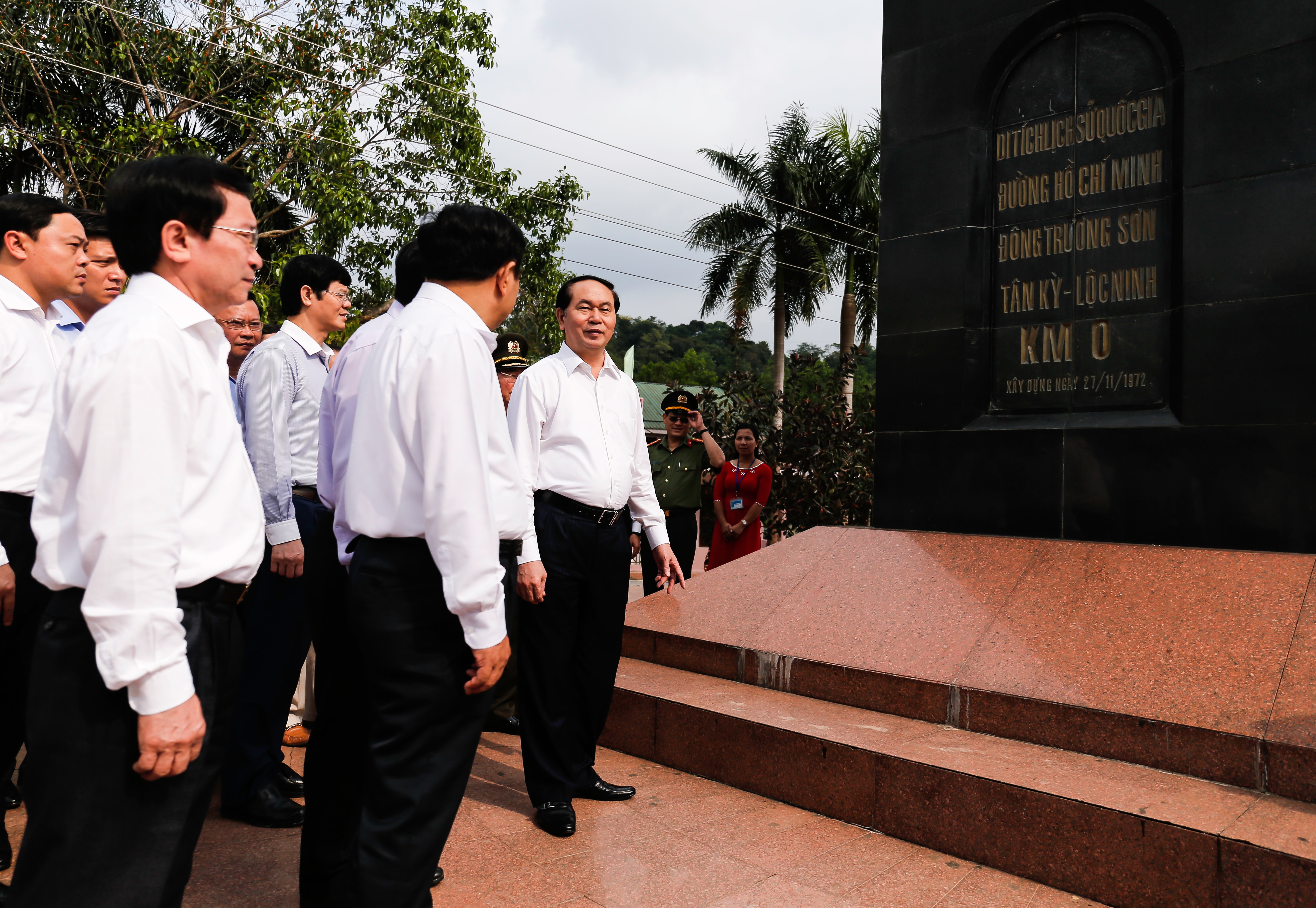 Chủ tịch nước thăm cột mốc số 0 tại thị trấn Lạt, huyện Tân Kỳ. Ảnh Đức Anh