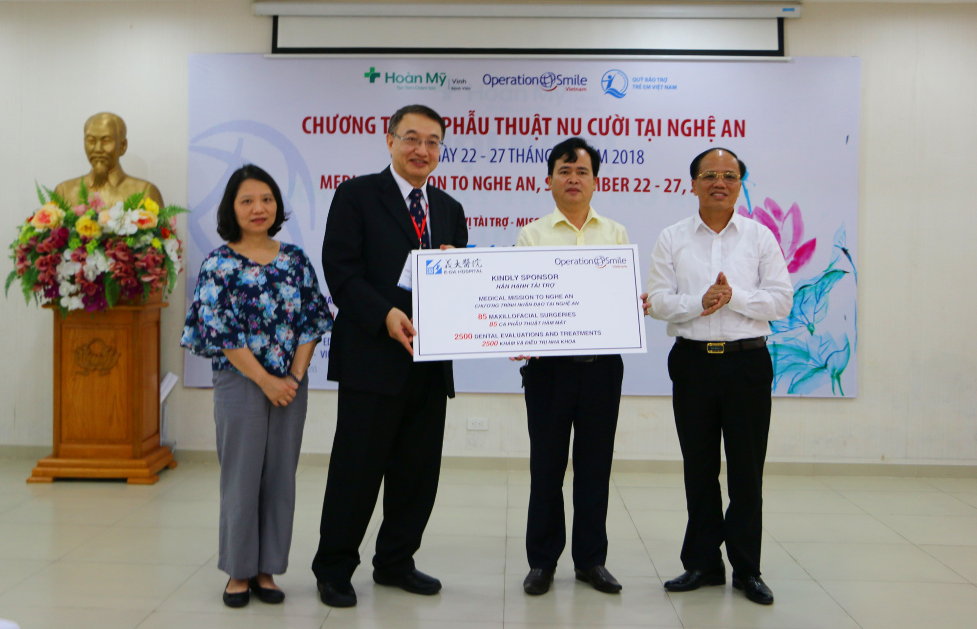 Đại diện Nhà tài trợ trao biêu trưng tài trợ cho đại diện Sở Lao động TBXH và Quỹ Bảo trợ trẻ em tỉnh Nghệ An. Ảnh: Nguyễn Hải