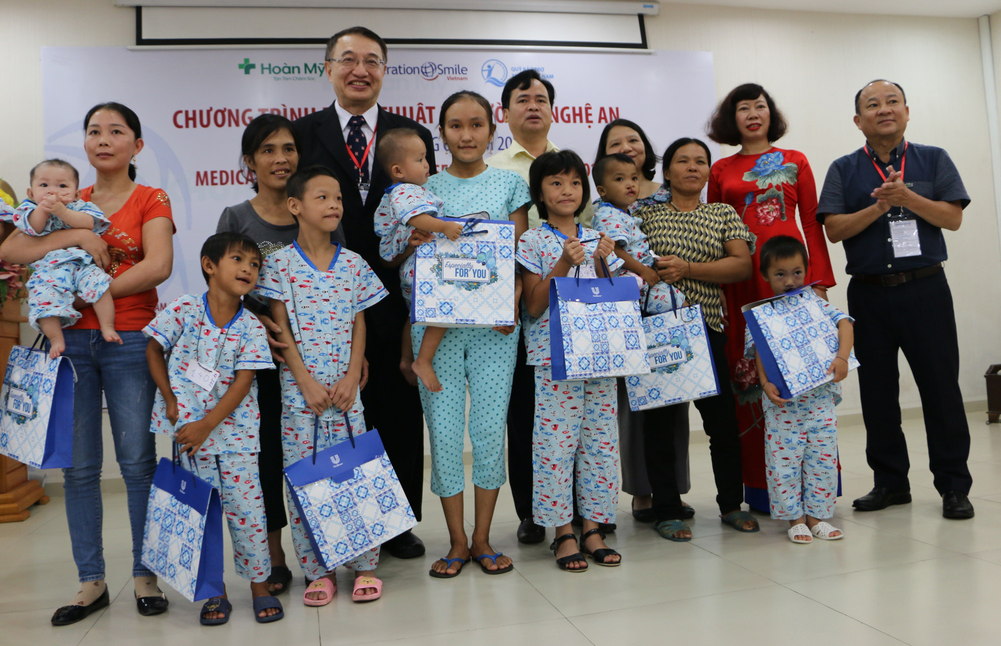 Đại diện Nhà tài trợ và Ban tổ chức trao quà cho các trẻ em có hoàn cảnh đặc biệt khó khăn tham gia Chương trình. Ảnh: Nguyễn Hải
