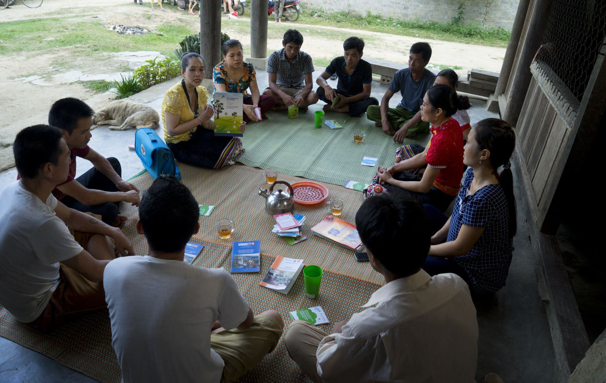 Nhân viên tiếp cận cộng đồng huyện Quỳ Châu tuyên truyền, tiếp xúc nhằm đưa đối tượng nguy cơ cao đi xét nghiệm. Ảnh: Tư liệu