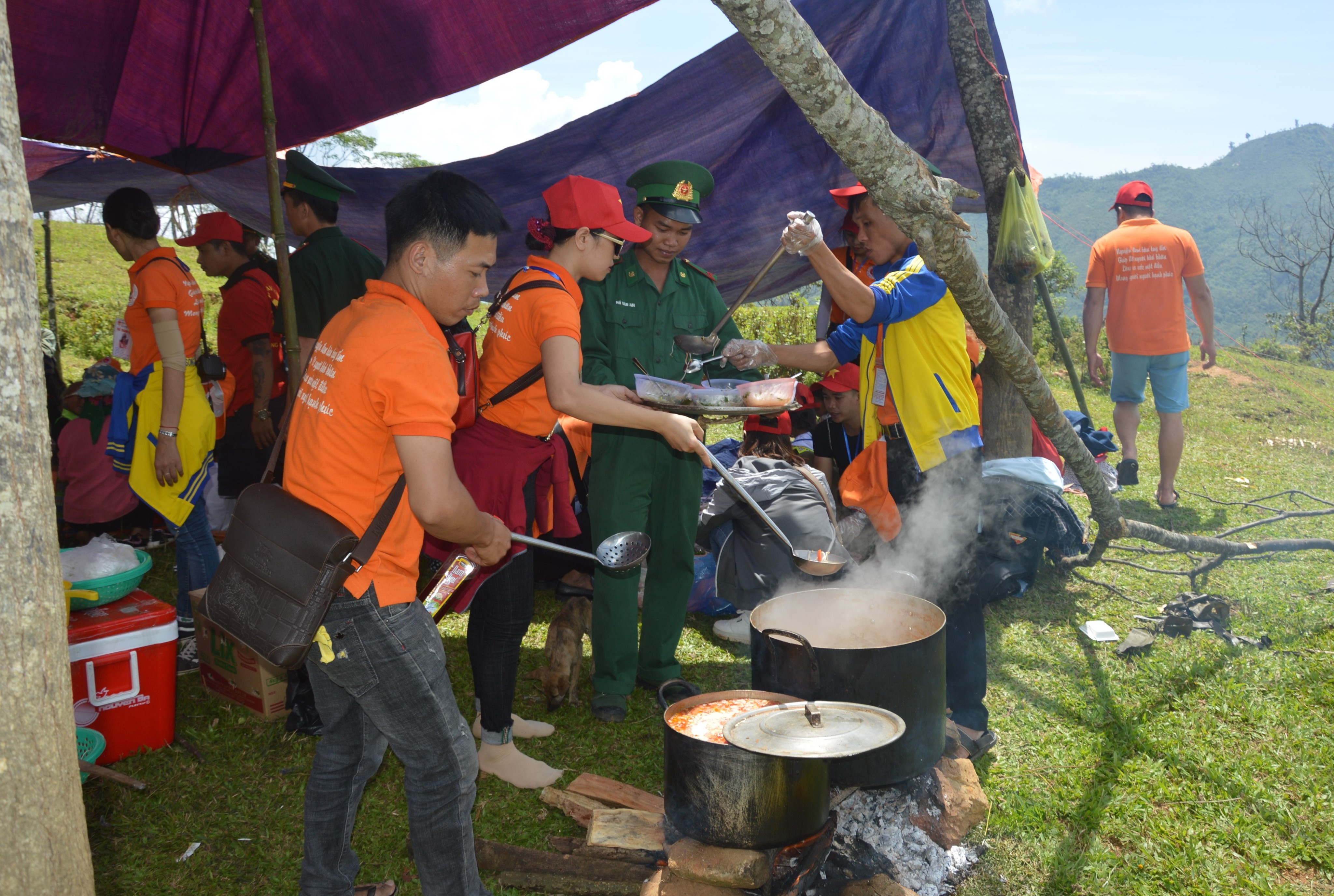 Tổ chức nấu ăn phục vụ các em ngay tại địa điêm tổ chức chương trình. Ảnh: Lê Thạch