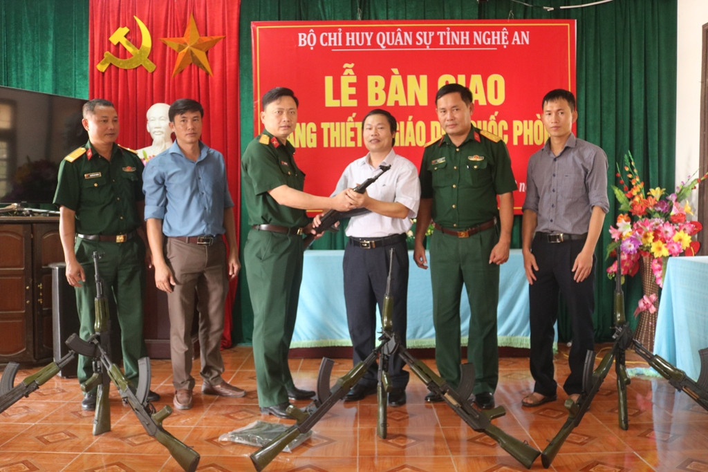 Bộ chỉ huy quân sự tỉnh bàn giao súng tiểu liên AK đã được vô hiệu hóa chức năng chiến đấu cho Trường THPT Nguyễn Đức Mậu. Ảnh: Thanh Toàn