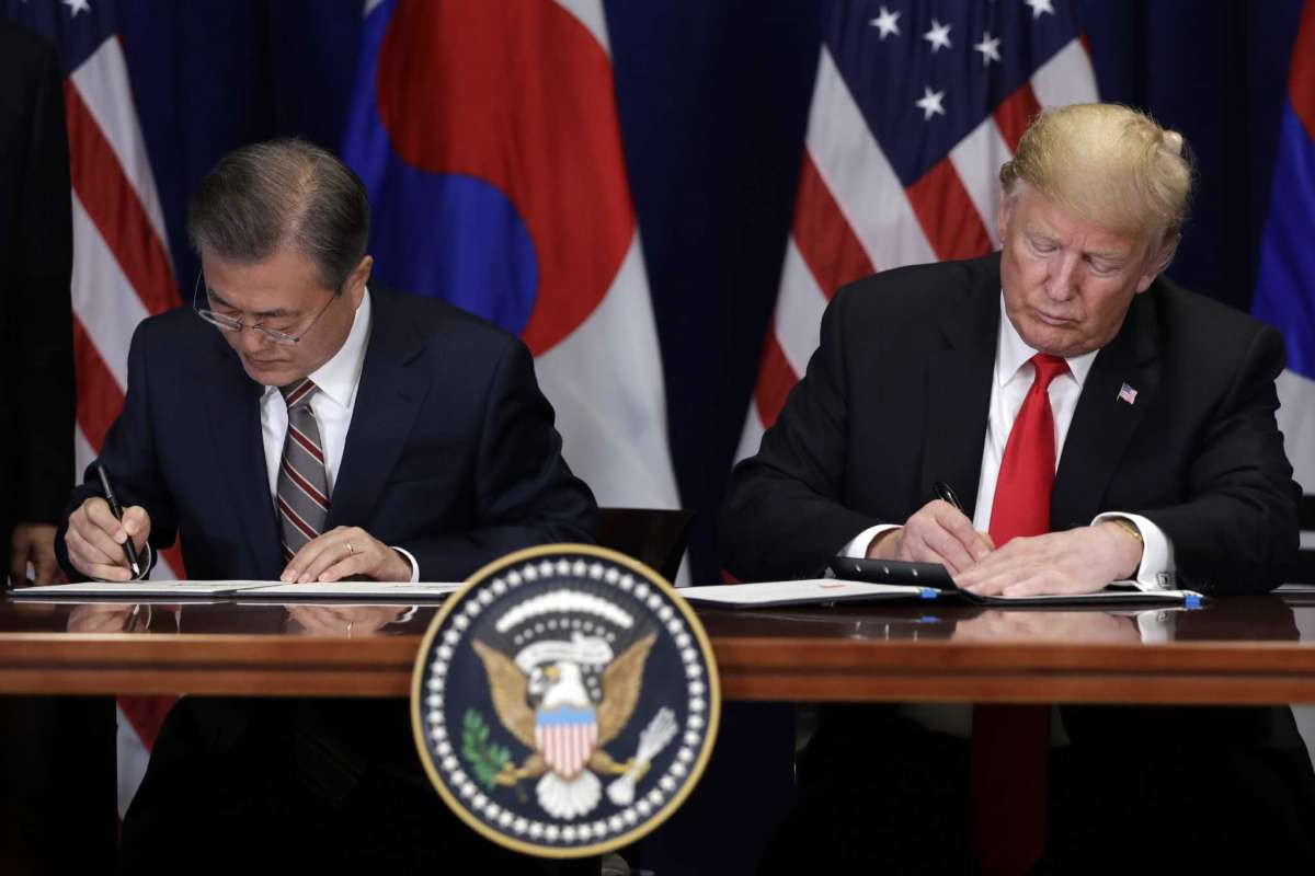 Tổng thống Hàn Quốc Moon Jea-in và Tổng thống Mỹ Donald Trump ký kết thỏa thuận thương mại tự do song phương hôm 24/9. Ảnh AP