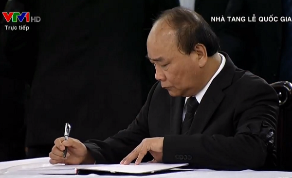 Thủ tướng Nguyễn Xuân Phúc ghi sổ tang. Ảnh chụp màn hình.