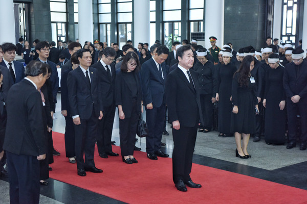 Thủ tướng Hàn Quốc dẫn đầu đoàn vào viếng Chủ tịch nước Trần Đại Quang. Ảnh: Giang Huy