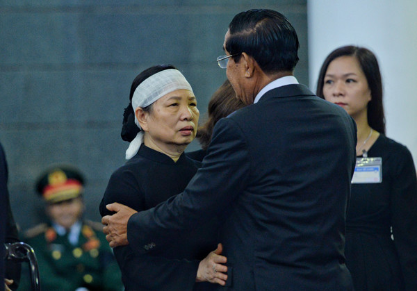 Thủ tướng Hun Sen chia buồn với phu nhân cố Chủ tịch nước Trần Đại Quang. Ảnh: Giang Huy