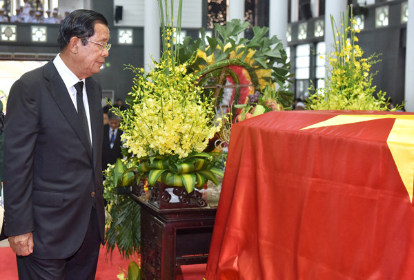 Thủ tướng Campuchia Hun Sen viếng cố Chủ tịch nước Trần Đại Quang. Ảnh: Giang Huy