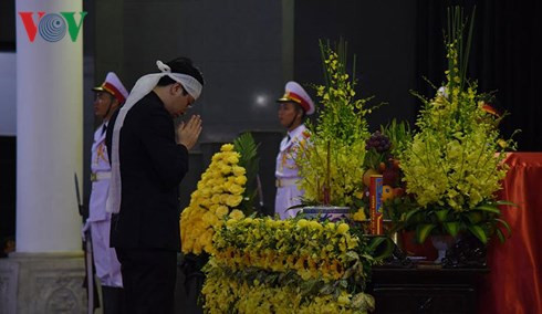 Người thân thắp hương tưởng nhớ Chủ tịch nước Trần Đại Quang.
