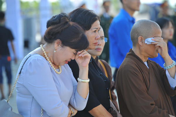 Người dân Ninh Bình xúc động tại lễ tang Chủ tịch nước Trần Đại Quang. Ảnh: TTX