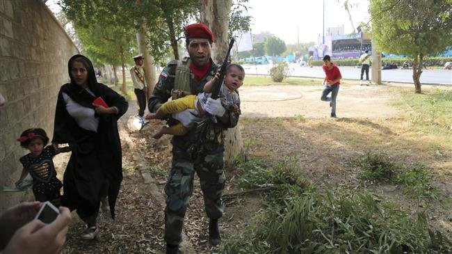 Binh sỹ I-ran cứu một em bé trong vụ tấn công khủng bố tại A-vát ngày 22-9. Ảnh Mehr News Agency.jpg