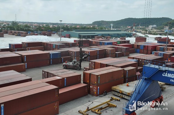 Hàng container bốc xếp tại Cảng Cửa Lò. Ảnh: Tư liệu