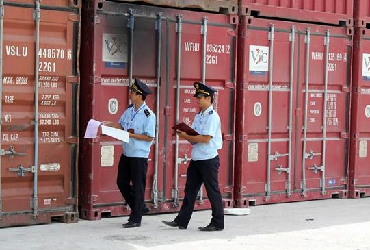 Kiểm tra hàng hóa XNK tại Cảng Cửa Lò. Ảnh: Tư liệu