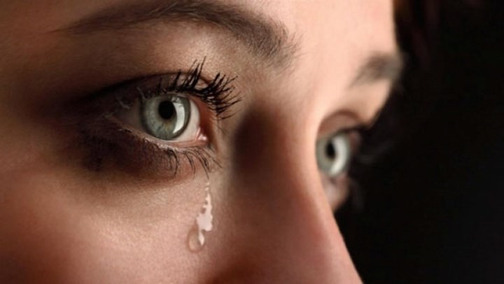 Đôi mắt là cơ quan cực kỳ nhạy cảm của cơ thể con người và ngay cả một vấn đề nhỏ có thể gây ra rất nhiều khó chịu và đau đớn. Bạn có thể chảy nước mắt khi xúc động, tổn thương, đau lòng... điều này là hoàn toàn bình thường. Nhưng thật không may, có rất nhiều lý do khiến đôi mắt bạn có thể tự nhiên bị chảy nước dù không vì lý do nào hết.