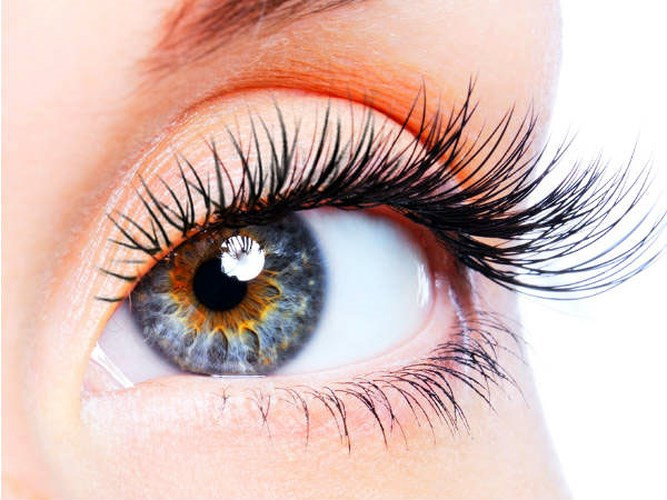 Tắc tuyến lệ: Đôi mắt của con người có các tuyến lệ tạo ra nước mắt, chất bôi trơn giúp giữ cho đôi mắt ẩm và khỏe mạnh, đồng thời giúp đưa bụi bẩn ra khỏi mắt. Do ảnh hưởng của môi trường hay lạm dụng mỹ phẩm... khiến các tuyến lệ bị tắc nghẽn, mắt trở nên khô và bị kích ứng. Do phản ứng của hệ thống miễn dịch chống khô, chất lỏng dư thừa trong mắt chảy ra ngoài.