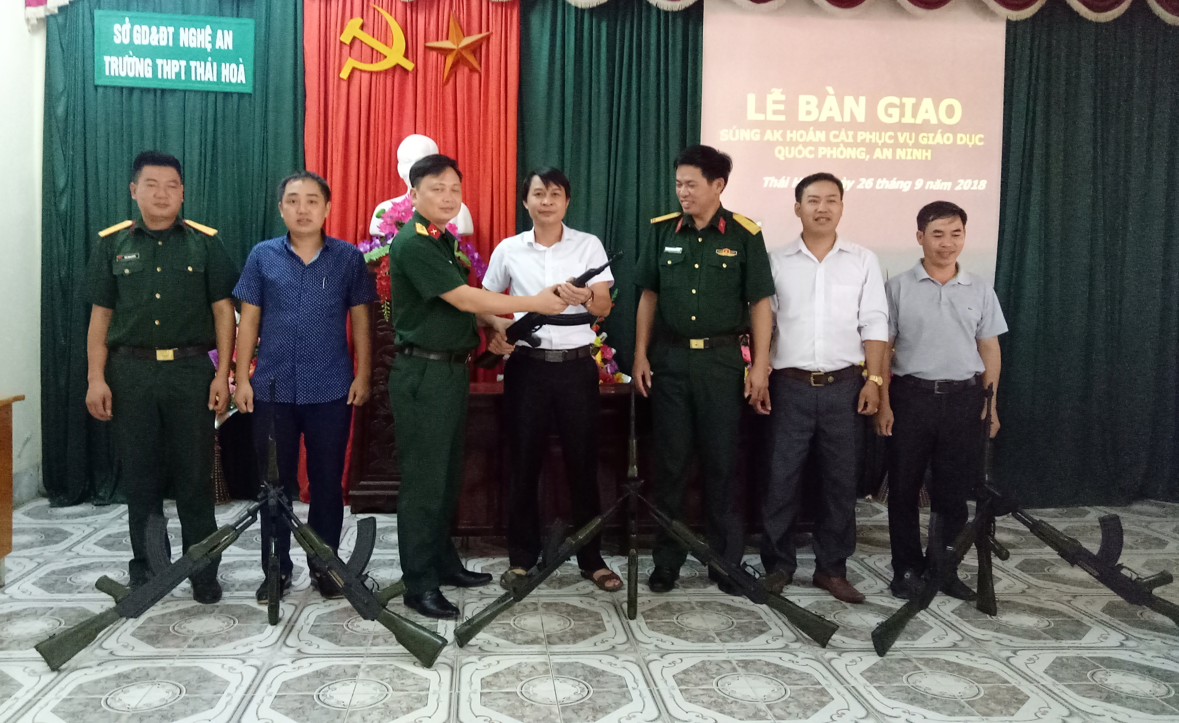 Bộ Chỉ huy Quân sự tỉnh Nghệ An bàn giao 10 khẩu súng AK cho trường THPT Thái Hòa. Ảnh: Quang Huy