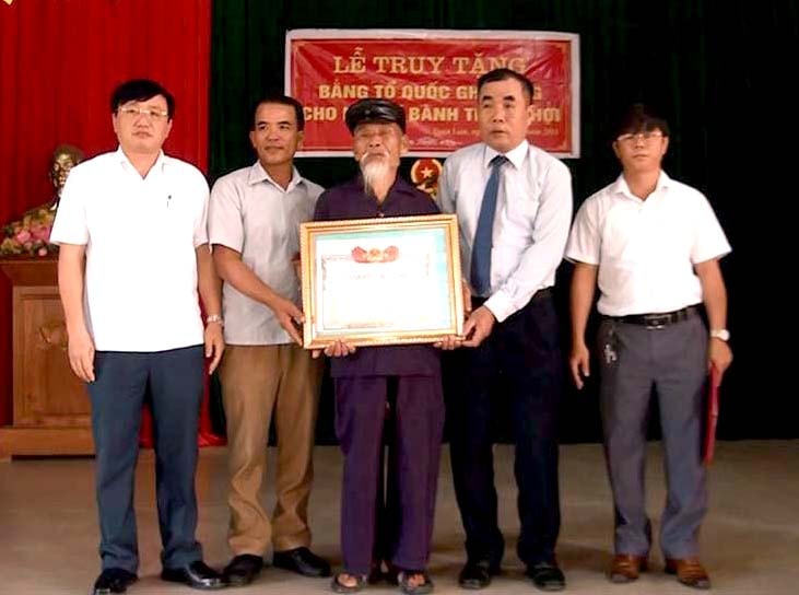 Lãnh đạo huyện Nam Đàn trao Bằng Tổ quốc ghi công cho thân nhân, gia đình liệt sỹ Bành Trọng Hợi - nguyên là Bí thư chi bộ và Chủ tịch Nông hội đỏ. Ảnh: Đậu Thắng