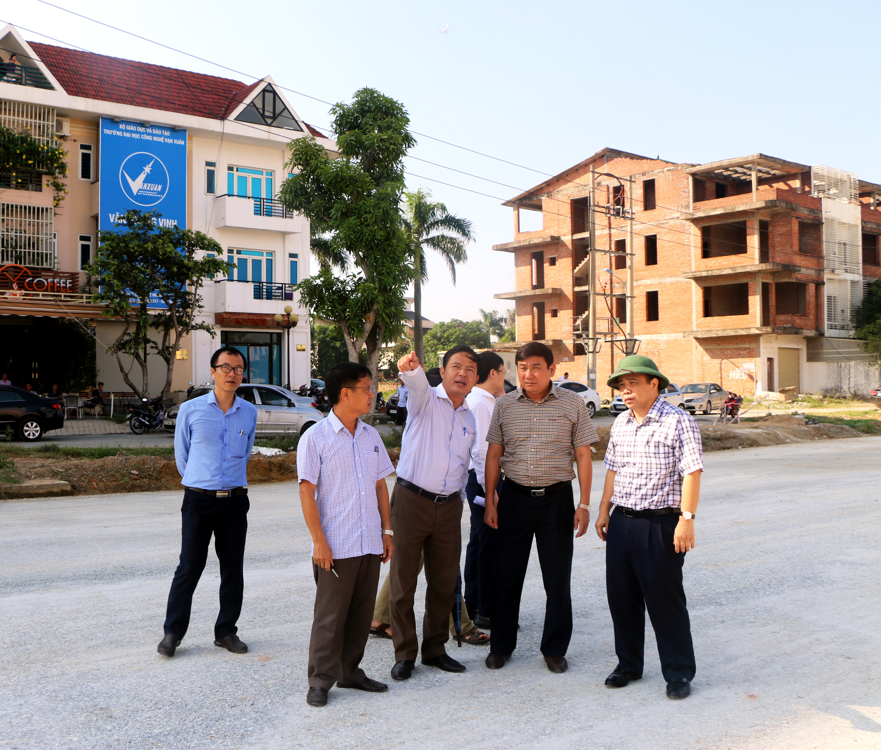 Phó chủ tịch UBND tỉnh Huỳnh Thanh Điền kiểm tra tiến độ GPMB, thi công đường 72m đoạn từ quốc lộ 1A ( ngã ba quán bàu) đến đại lộ Xô Viết Nghệ Tĩnh