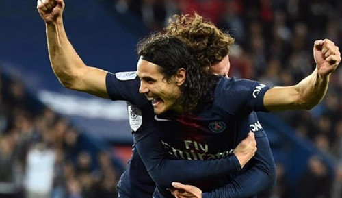 Cavani lập cú đúp trong chiến thắng của PSG tối 26/9. Ảnh: AP.