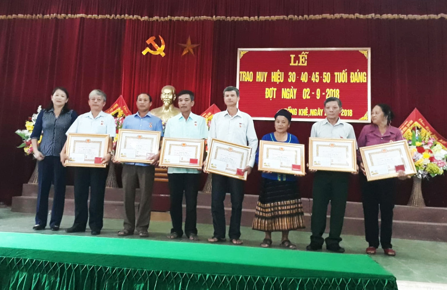 Trưởng Ban Tuyên giáo, Giám đốc Trung tâm chính trị huyện Lũ Thị Hải trao tặng huy hiệu Đảng cho các đảng viên. Ảnh: Bá Hậu 