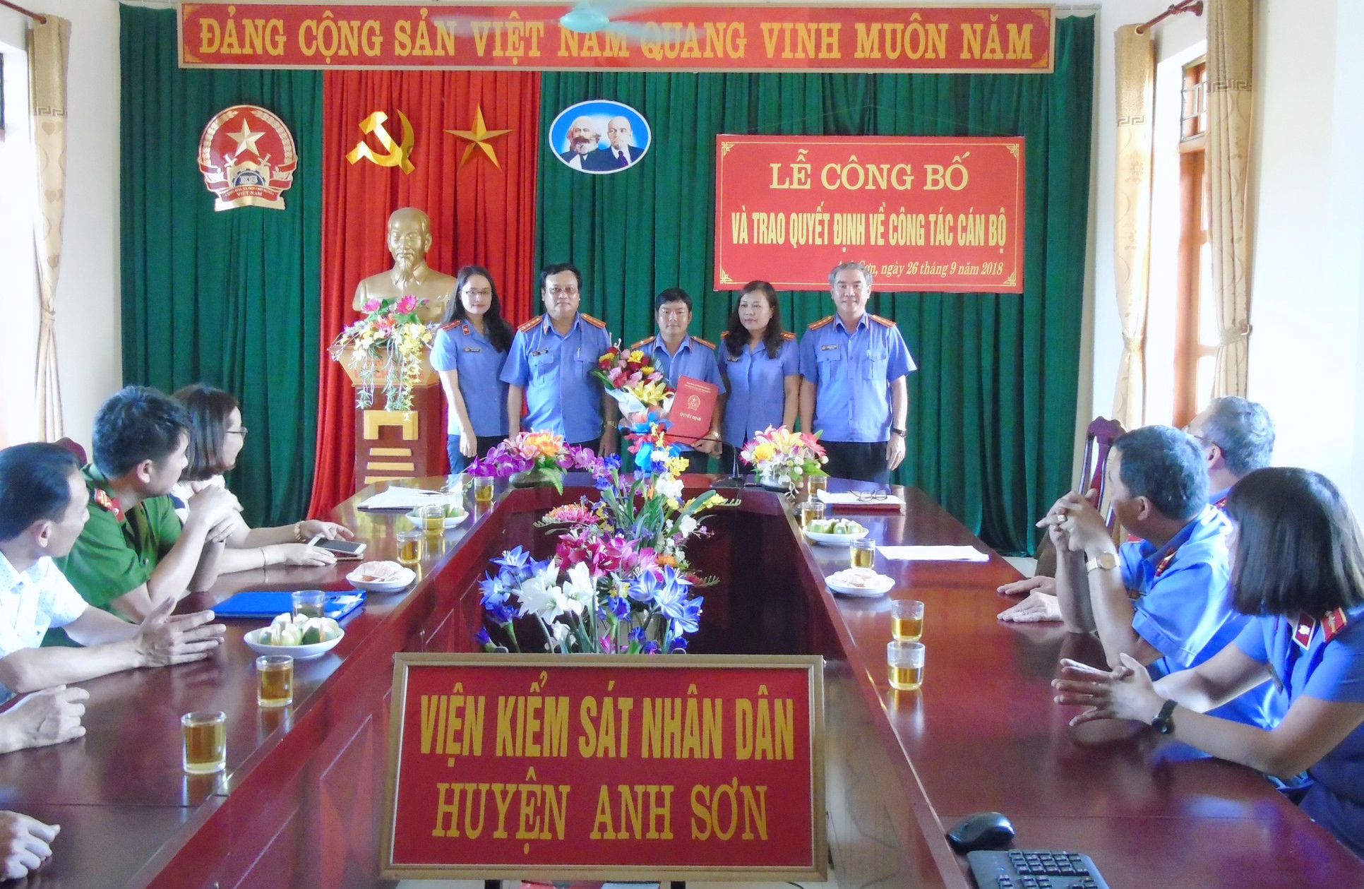 Đồng chí Nguyễn Anh Tuấn nhận quyết định giữ chức vụ Phó Viện trưởng Viện KSND huyện Anh Sơn. Ảnh: Minh Thái 