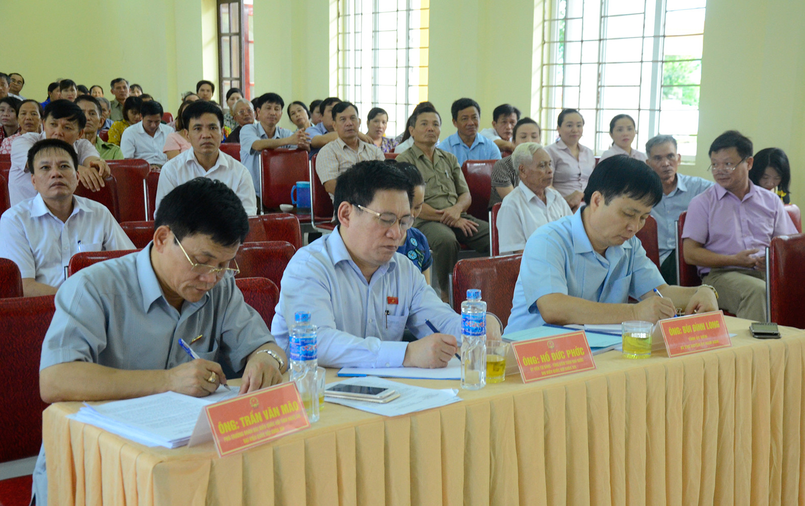 Các đại biểu Quốc hội tham dự Hội nghị tiếp xúc cử tri. Ảnh Thanh Lê