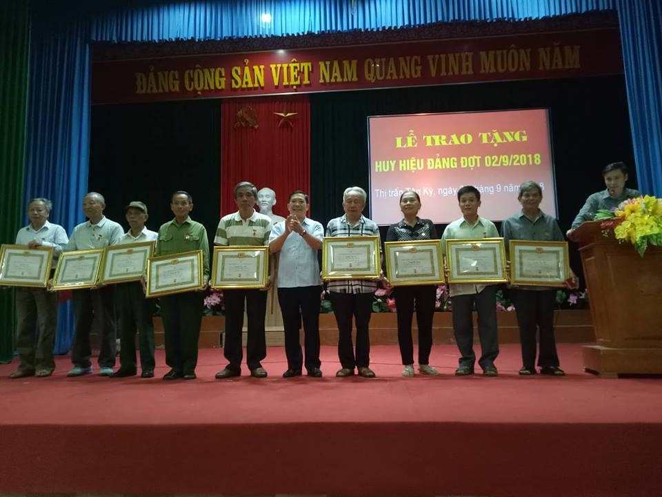 Lãnh đạo Huyện ủy Tân Kỳ trao Huy hiệu Đảng cho các đảng viên. Ảnh: Nguyễn Hường