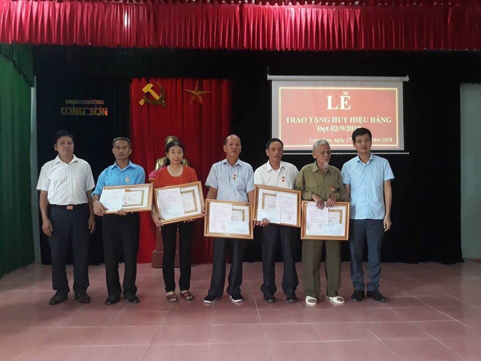 bna_Trao huy hiệu đảng cho các đảng viên