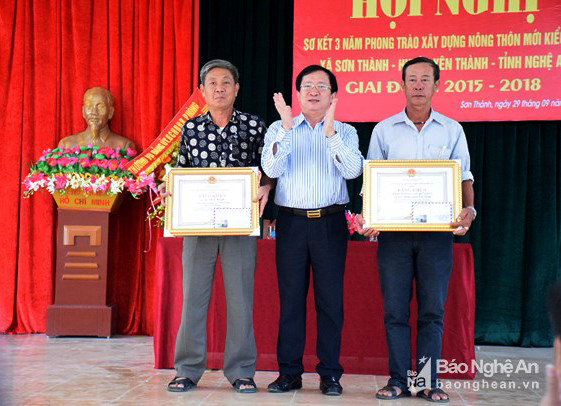 Đồng chí Đinh Viết Hồng - Phó Chủ tịch UBND tỉnh trao Bằng khen cho 2 cá nhân, tập thể có thành tích xuất sắc trong phong trào xây dựng NTM kiểu mẫu của xã Sơn Thành.Ảnh: Xuân Hoàng