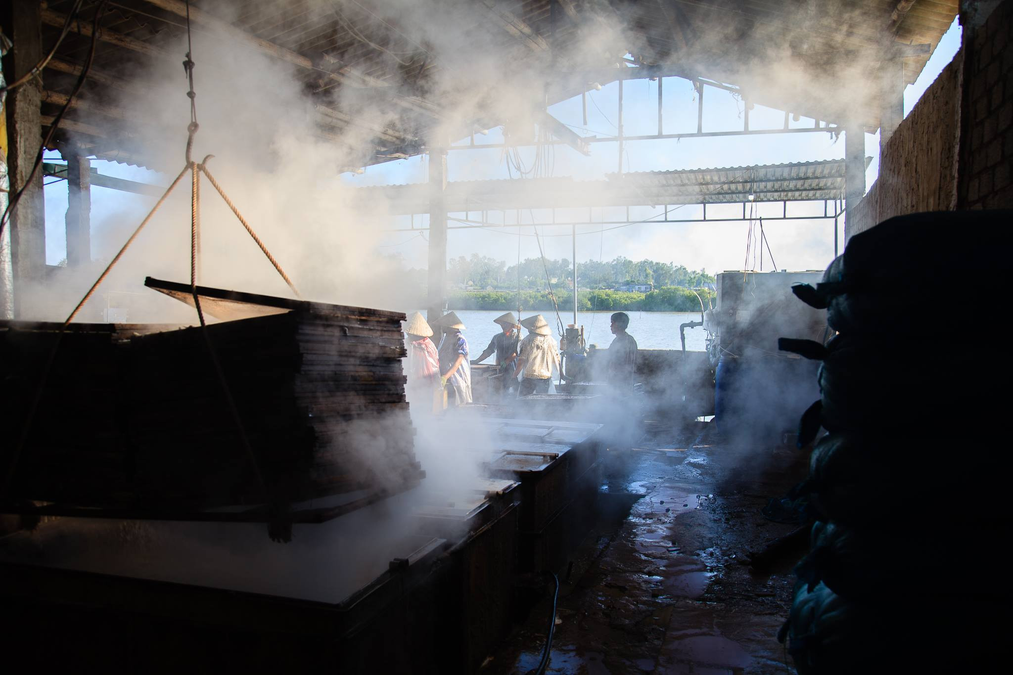 Ở Quỳnh Phương (Hoàng Mai) hiện có khoảng 7 lò hấp cá, lao động chủ yếu là người trong vùng làm thời vụ, được trả công theo giờ. Ảnh: Duy Sơn 