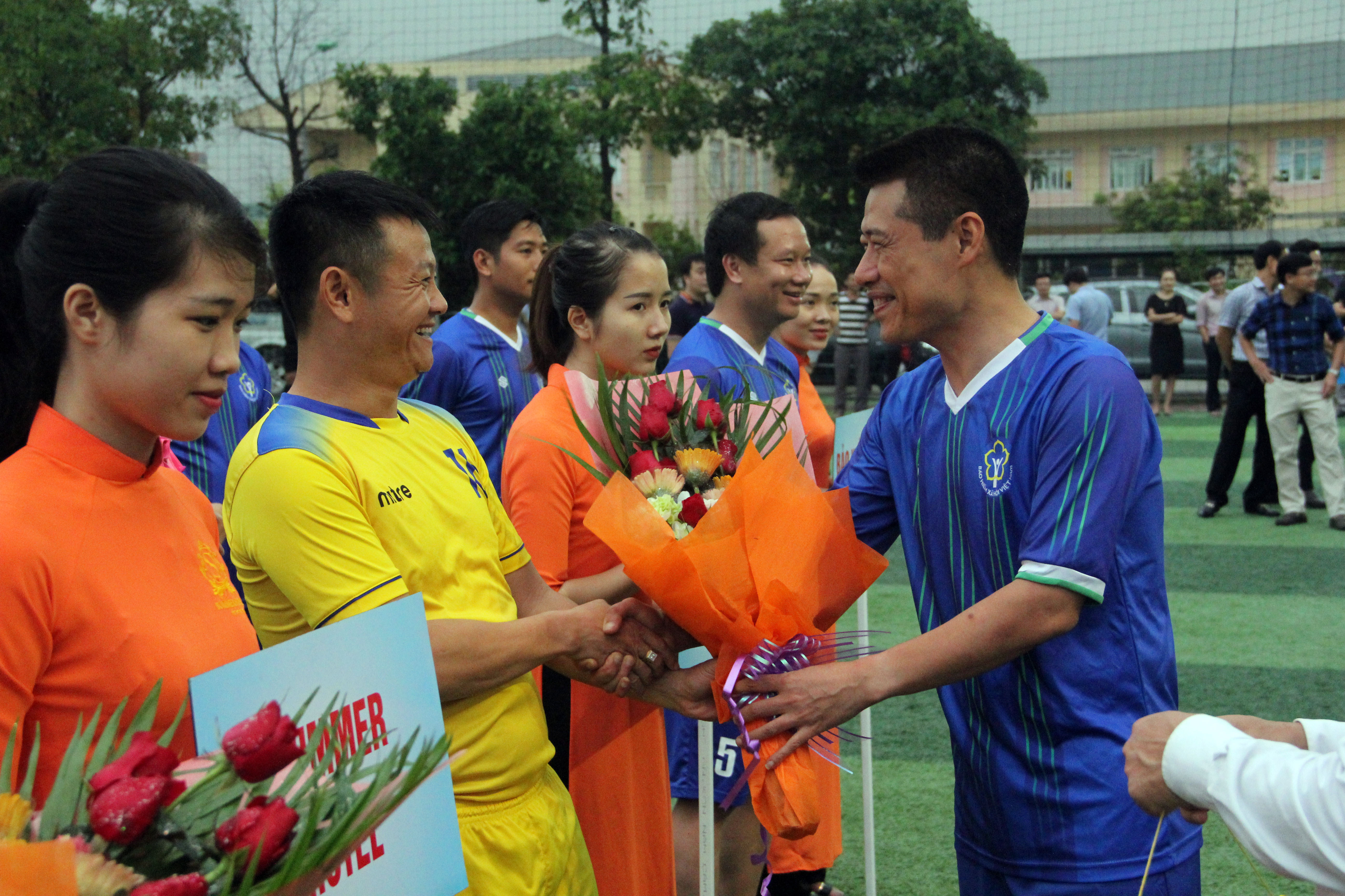 Ban tổ chức trao cờ lưu niệm và hoa cho các đội. Ảnh: Hồ Phương
