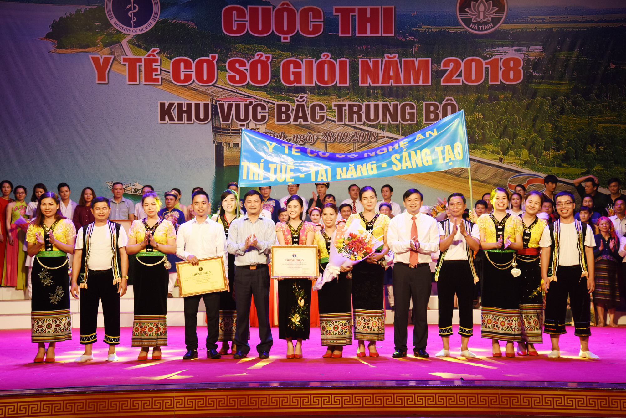 Đội thi y tế cơ sở giỏi huyện Quỳ Châu giành giải Nhất hội thi khu vực Bắc Trung bộ. Ảnh: Từ Thành