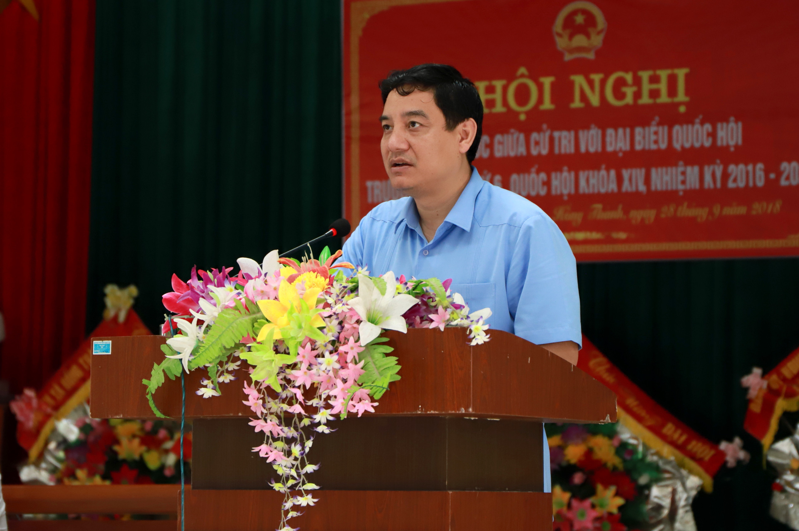 Bí thư Tỉnh ủy Nguyễn Đắc Vinh trả lời kiến nghị cử tri. Ảnh: Thành Duy