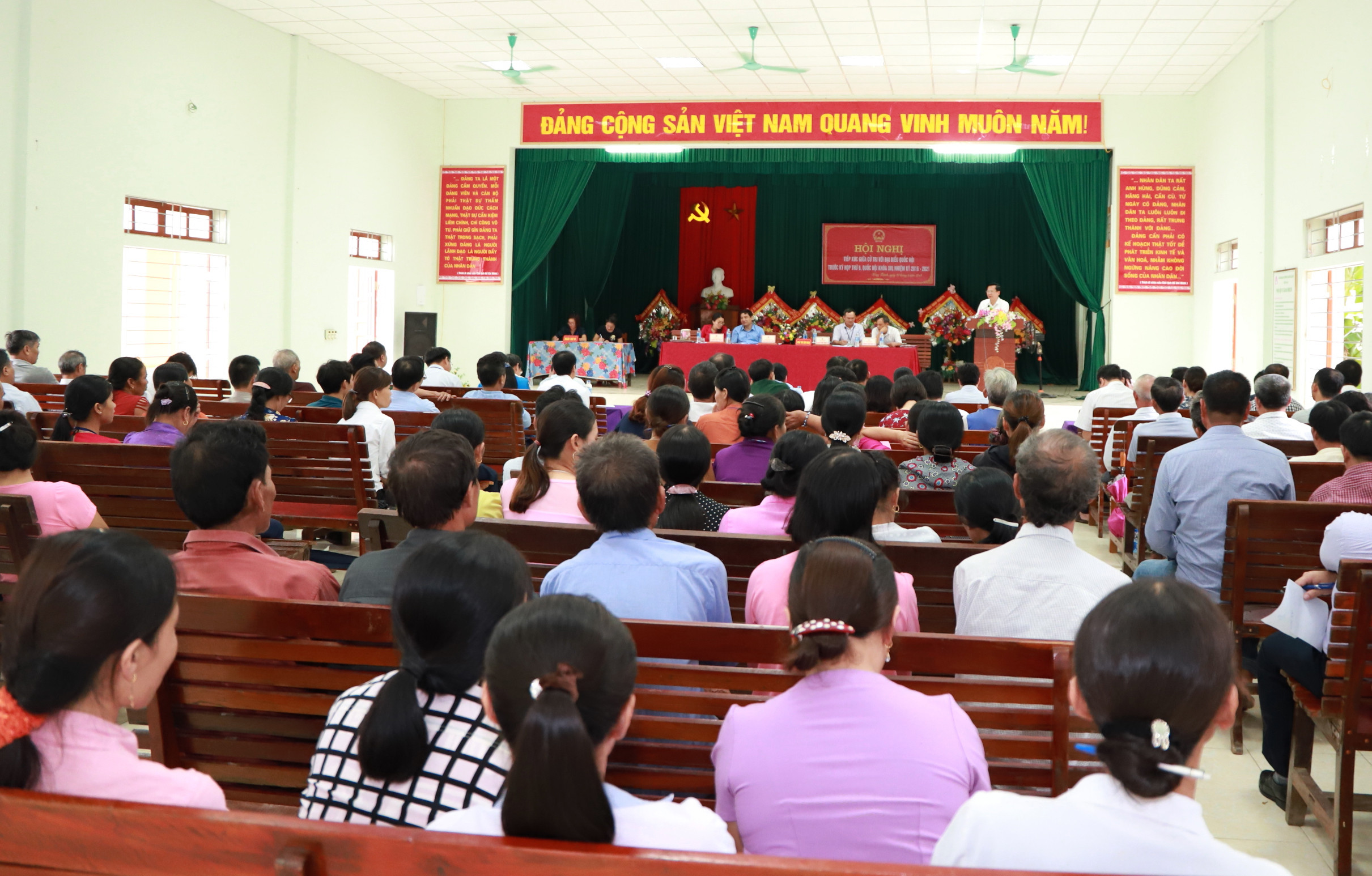Toàn cảnh hội nghị tiếp xúc cử tri tại xã Hồng Thành, Yên Thành. Ảnh: Thành Duy