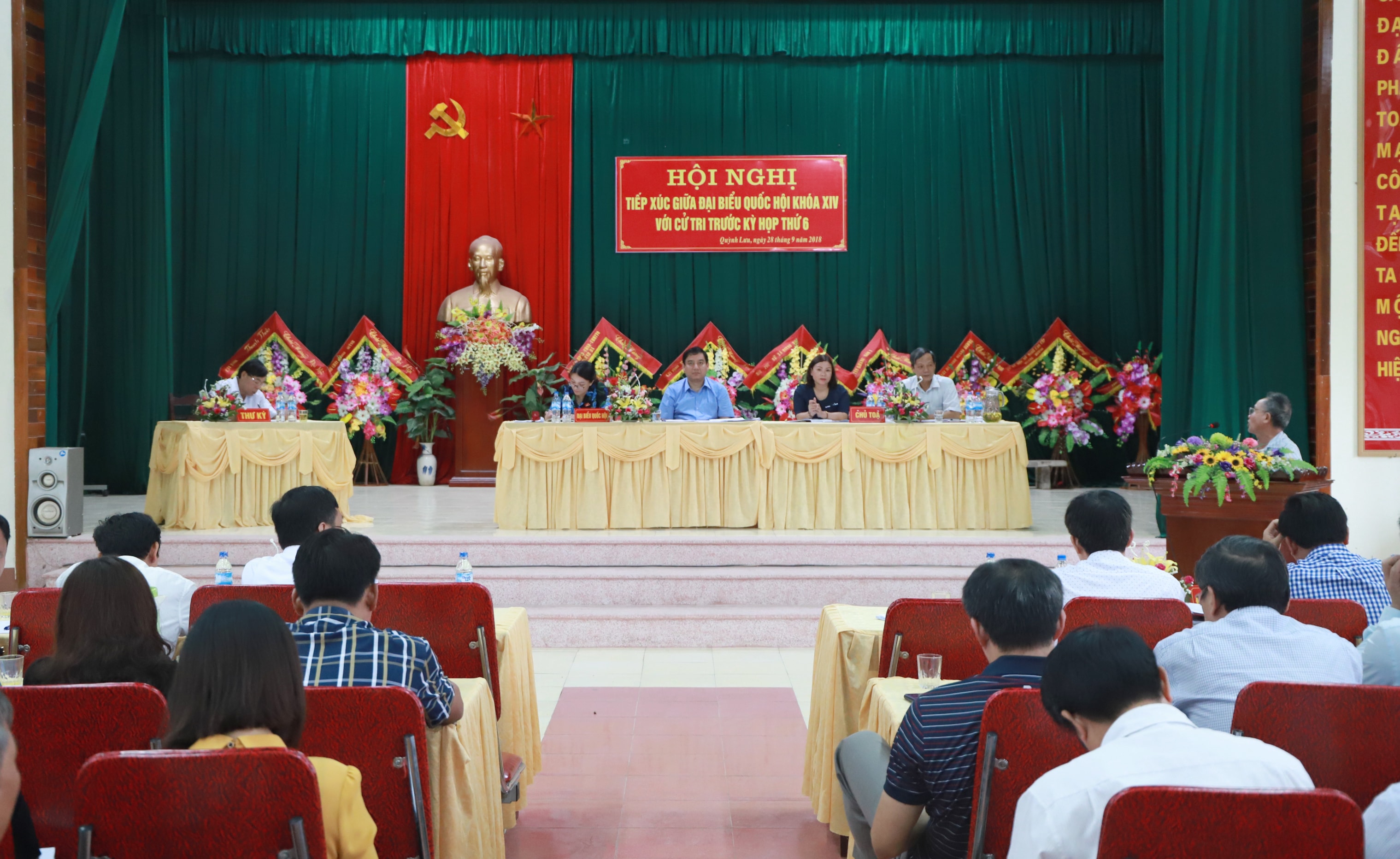 Các đại biểu Quốc hội tiếp xúc cử tri huyện Quỳnh Lưu. Ảnh: Thành Duy