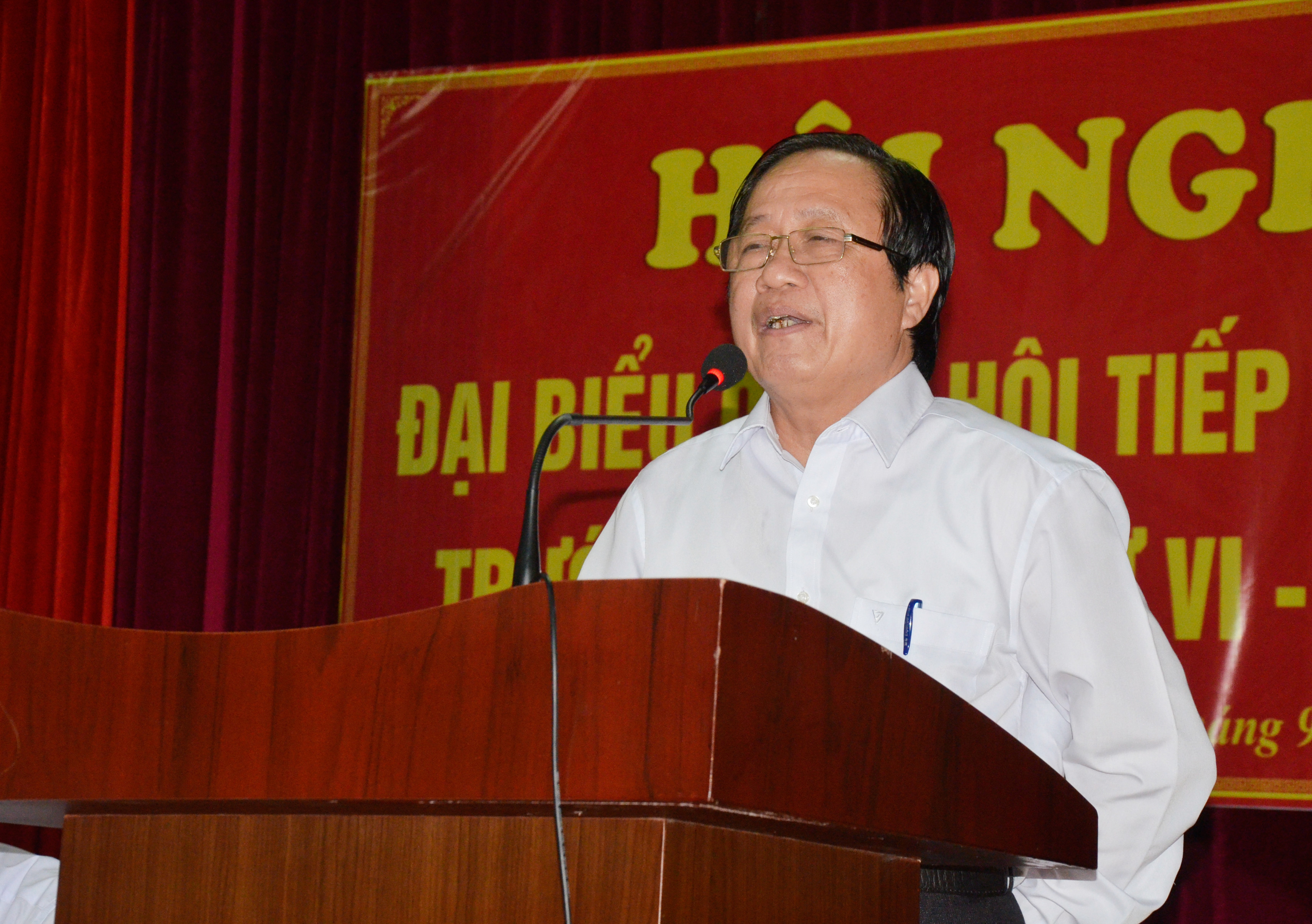 Chủ tịch UBND huyện Hưng Nguyên Ngô Phú Hàn giải trình kiến nghị của cử tri. Ảnh Thanh Lê