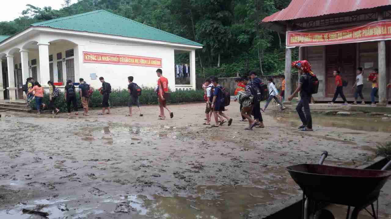 Trận mưa sáng 28/9 đã làm cho Trường PTDTBT THCS Yên Tĩnh lần thứ hai bị ngập trong vòng một tháng. Ảnh được chụp lúc mới bắt đầu mưa. Ảnh: GVCC