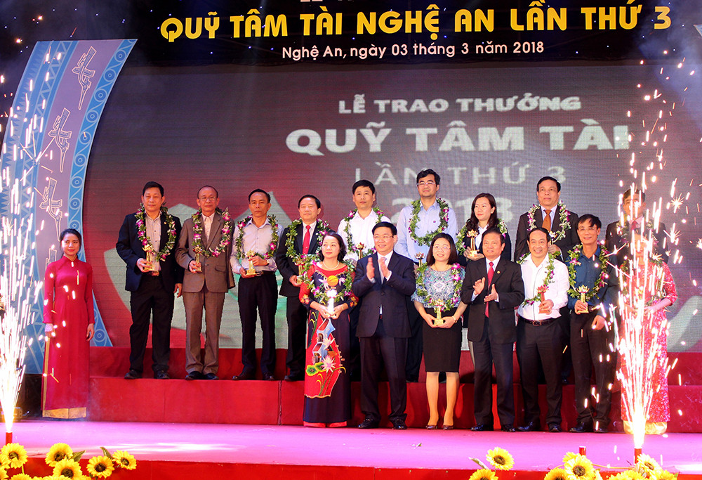 Phó Thủ tướng Chính phủ Vương Đình Huệ và nguyên Bộ trưởng Bộ Thông tin và truyền thông trao giải thưởng cho các tập thể, cá nhân tại Lễ trao thưởng Quỹ Tâm Tài Nghệ An lần thứ 3.