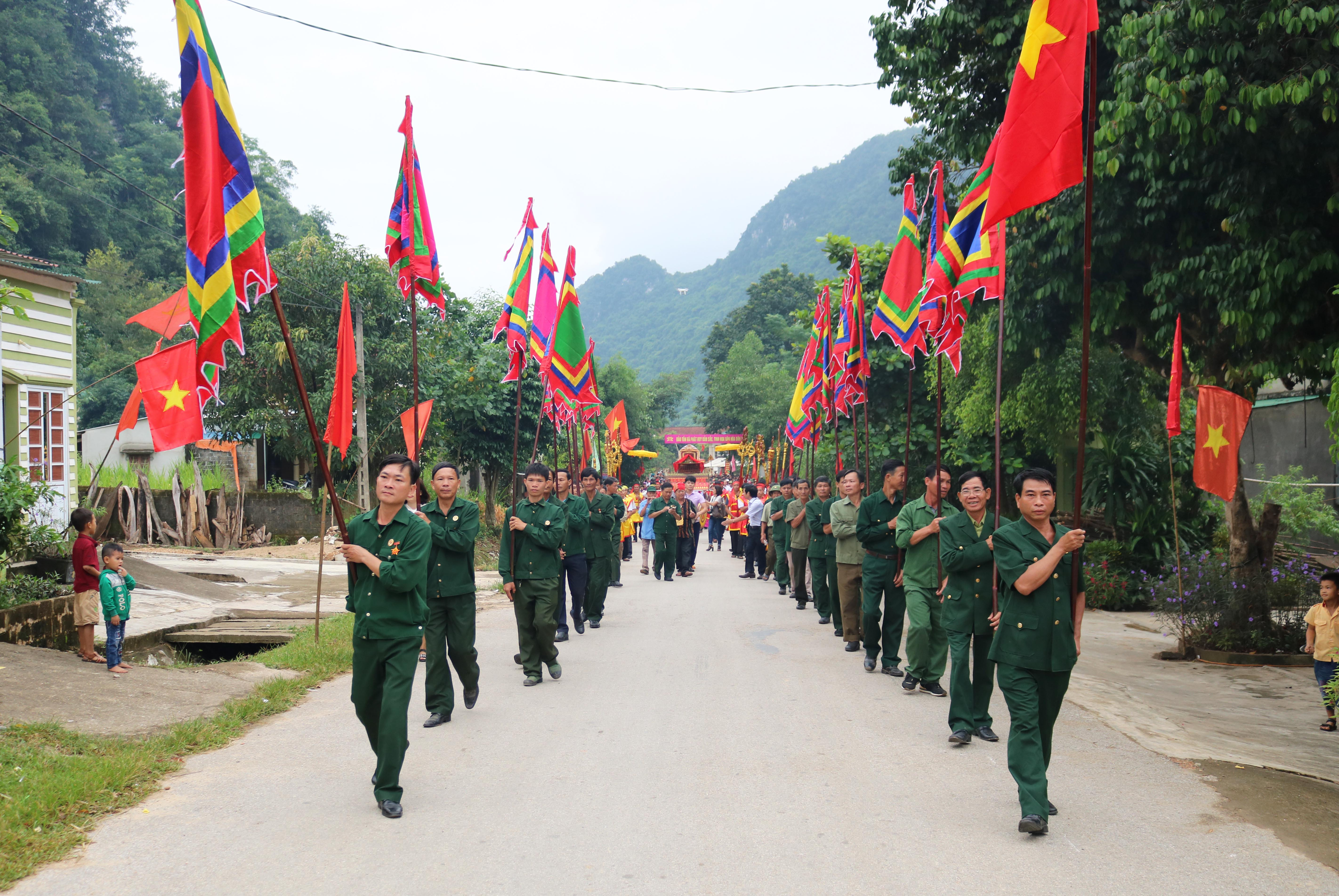 Đoàn rước chuẩn bị cho lễ tế thần xuất phát từ UBND xã Tiên Kỳ tiến về Thành Lê Lợi đi qua những bản làng dưới chân núi Pù Pán. Ảnh: Huy Thư