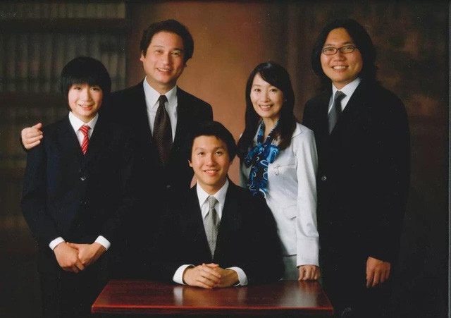 Trần Mỹ Linh bên chồng và 3 cậu con trai tài năng đều theo học tại ĐH Stanford danh tiếng.
