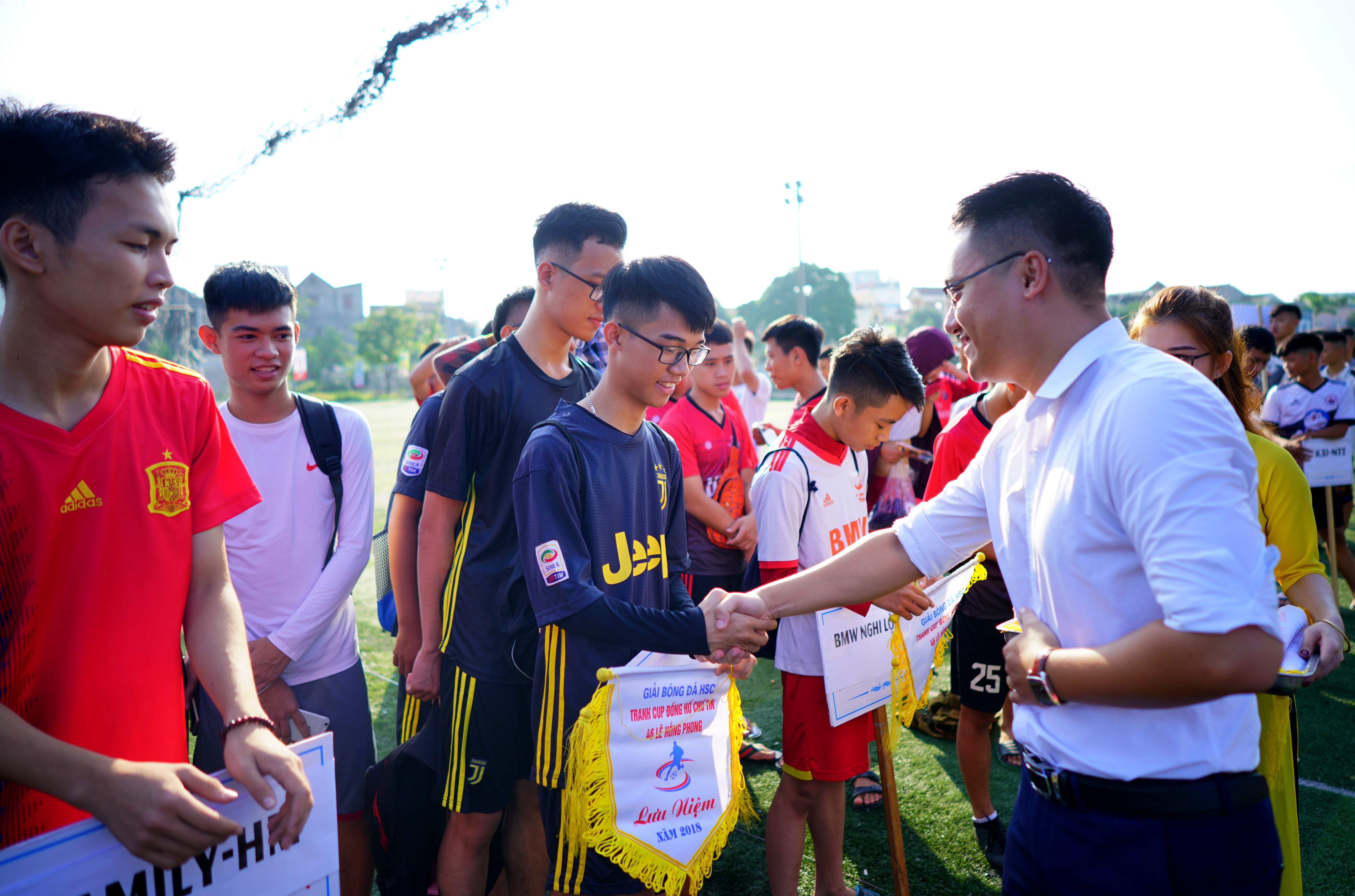 Ông Dương Anh Tuân – Đại diện Lotte Cinema Việt Nam chi nhánh TP.Vinh trao cờ lưu niệm cho các đội bóng trước giờ khai mạc giải. 