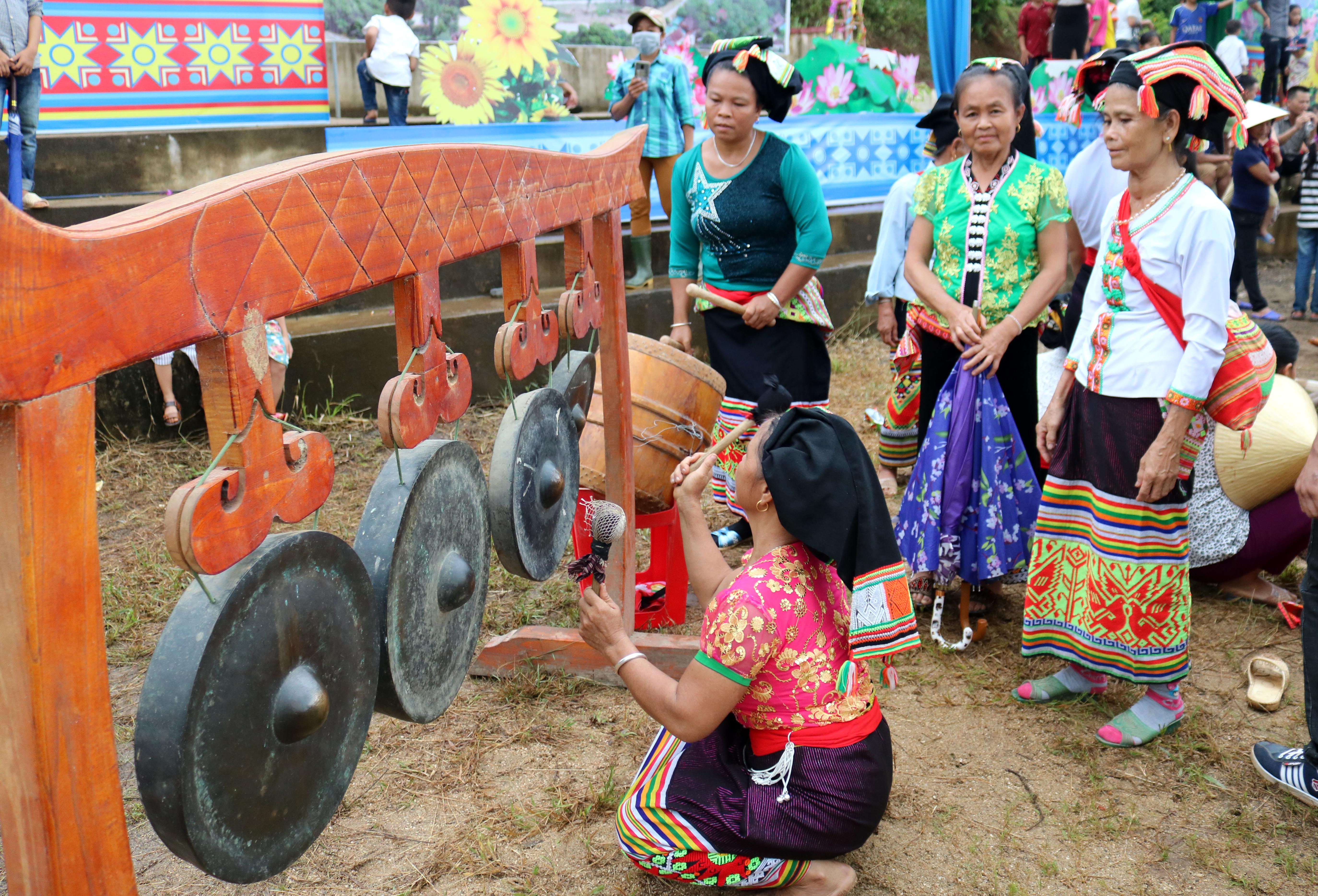 Dàn chiêng trống với những âm thanh vui nhộn không thể thiếu trong lễ hội này. Đặc biệt hơn, những người đánh chiêng trống giỏi ở đây đều là phụ nữ. Ảnh: Huy Thư