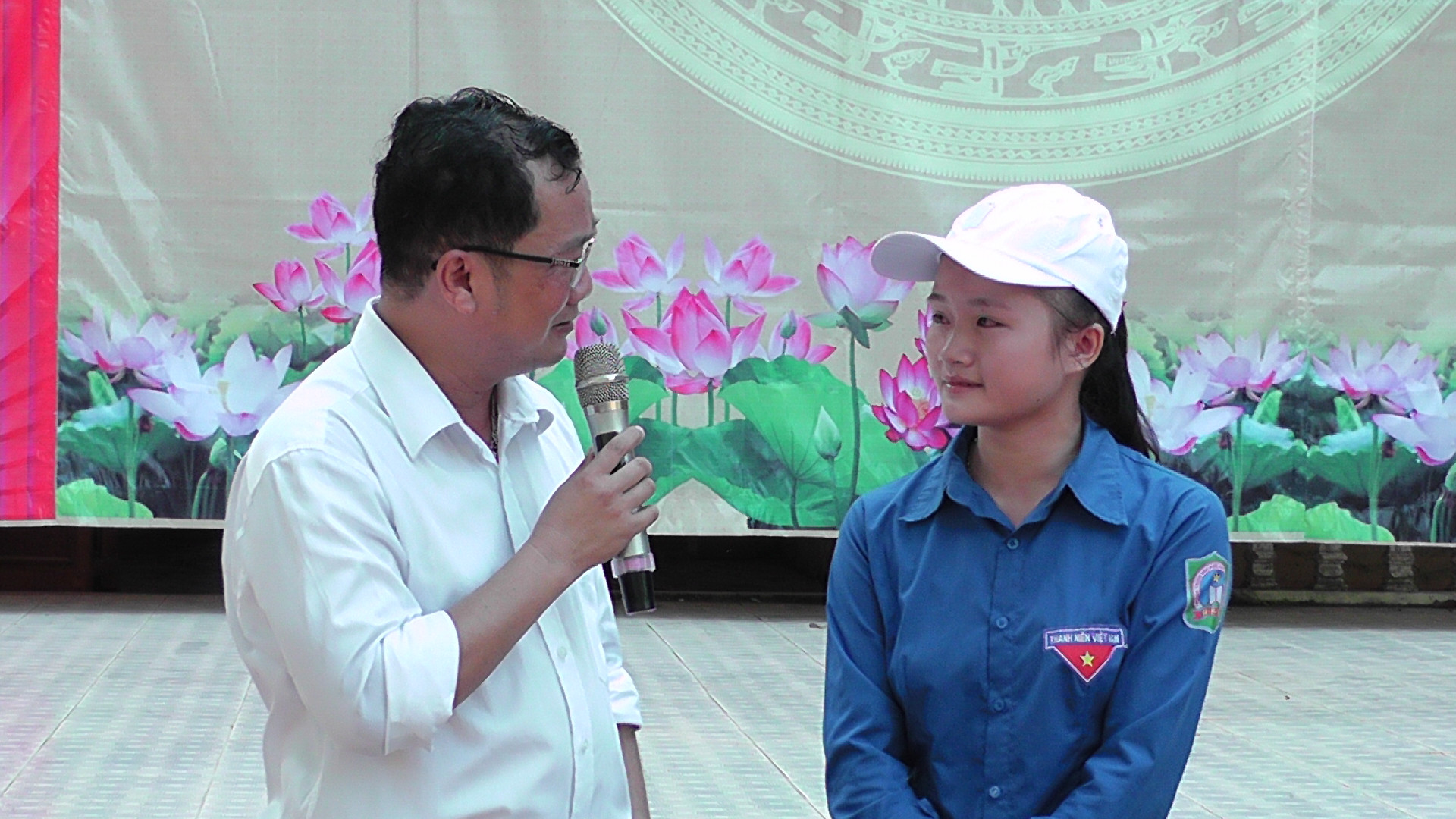 Thạc sỹ Phan Thanh Hổ trao đổi với học sinh trên sân khấu chương trình. Ảnh: Hồng Nhung