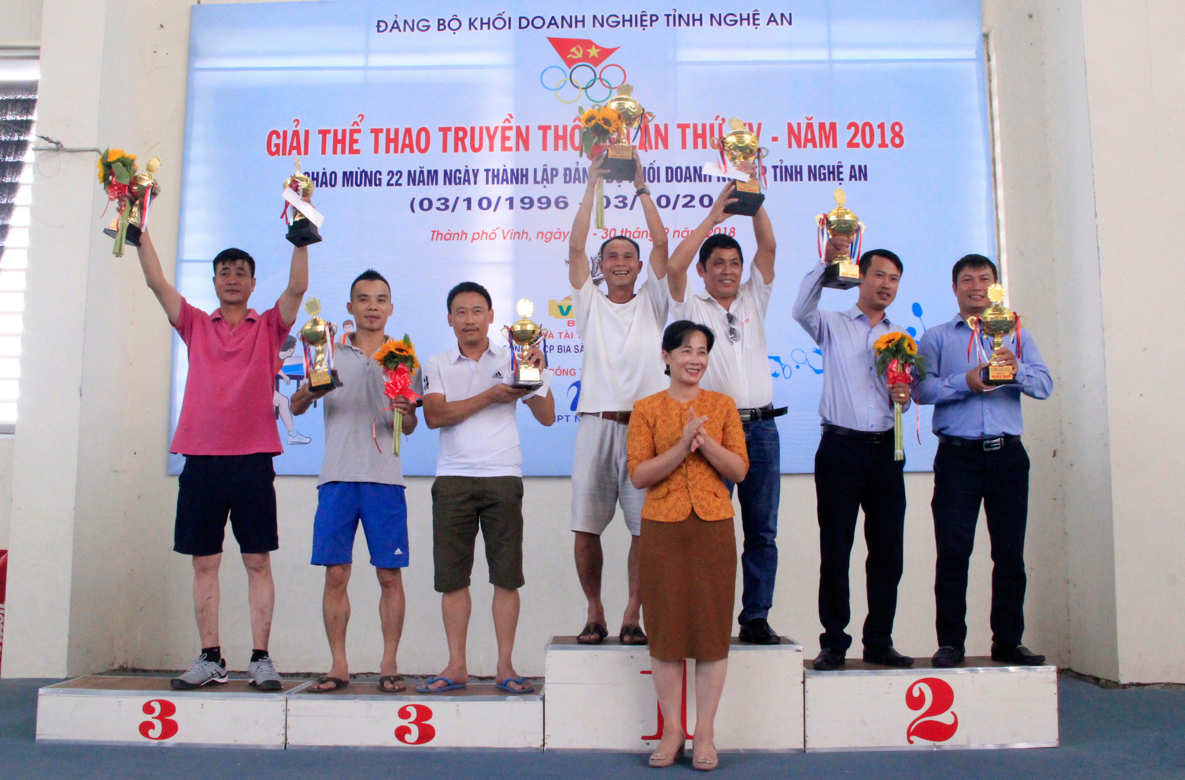 Đồng chí Phan Thị Hoan - Phó Bí thư Thường trực trao giải nội dung đôi nam lãnh đạo trên 40 tuổi. Ảnh: 