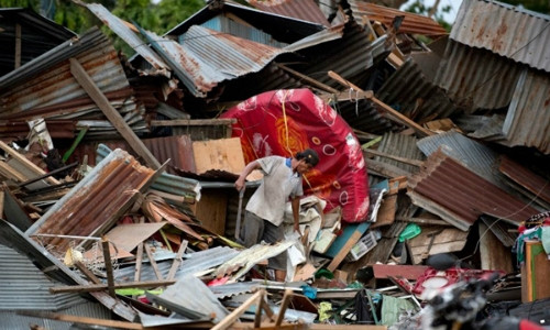 Tòa nhà đổ nát vì thảm họa ở Indonesia. Ảnh: AFP.