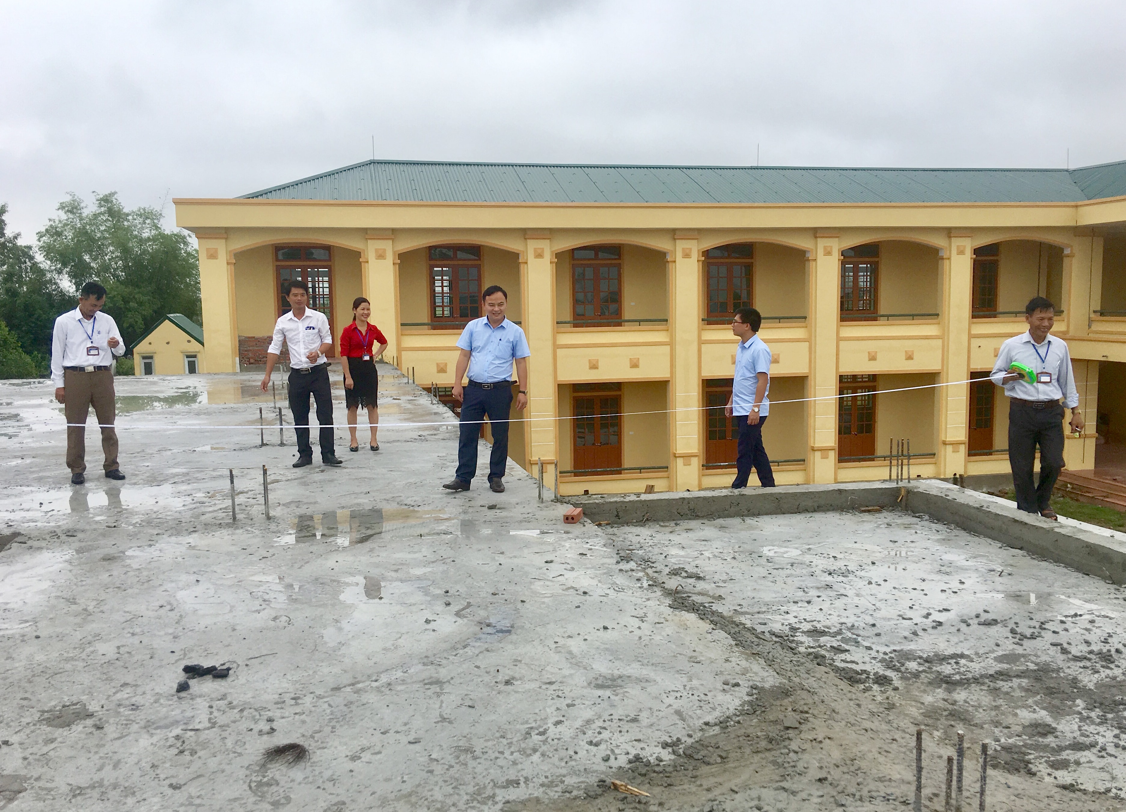 UBKT huyện ủy Đô Lương kiểm tra việc đầu tư xây dựng cơ bản tại trường Tiểu học Lạc Sơn, xã Lạc Sơn. Ảnh: 
