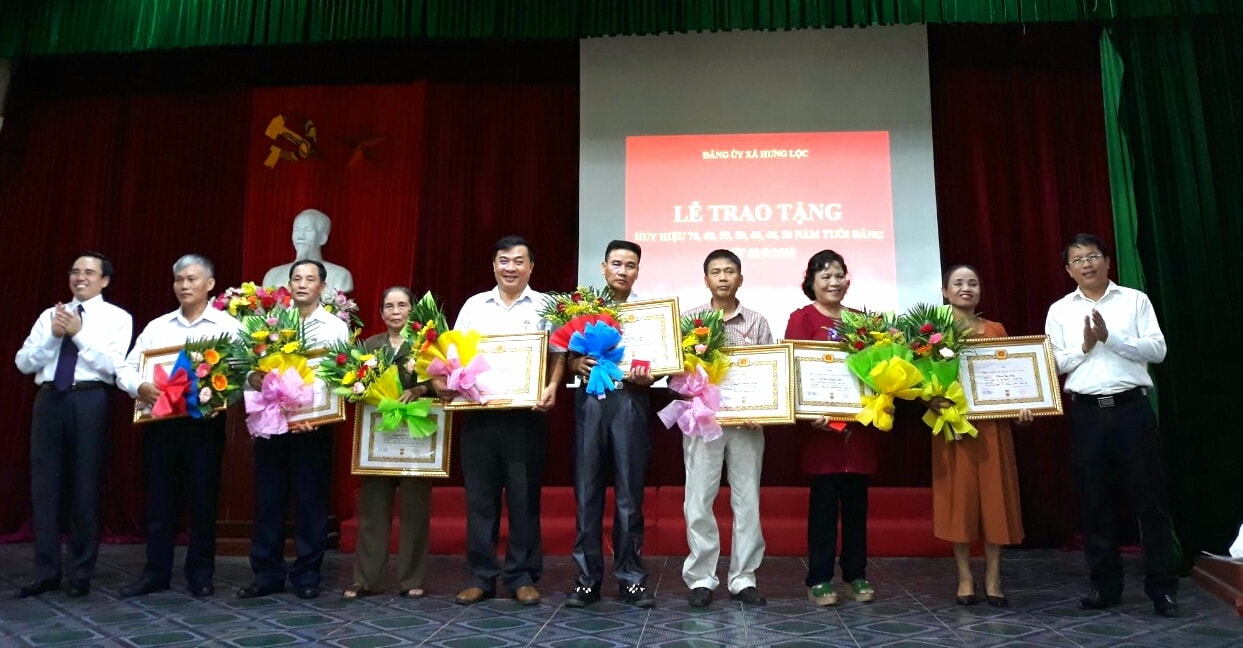 Đảng ủy xã Hưng Lộc trao tặng Huy hiệu Đảng cho các đảng viên đợt 2 tháng 9. Ảnh: Ngân Hà