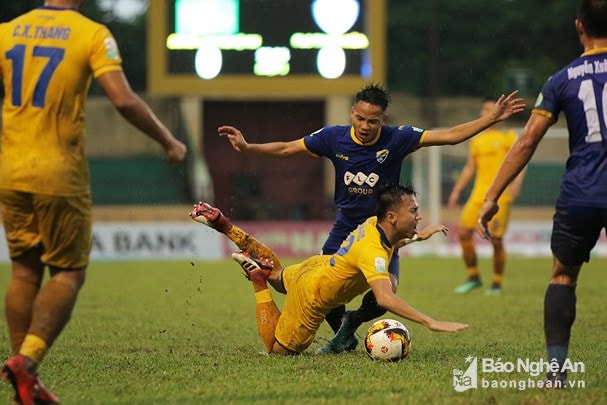 SLNA (vàng) đã gần như hết hy vọng lọt vào TOP 3 V.League 2018. Ảnh tư liệu