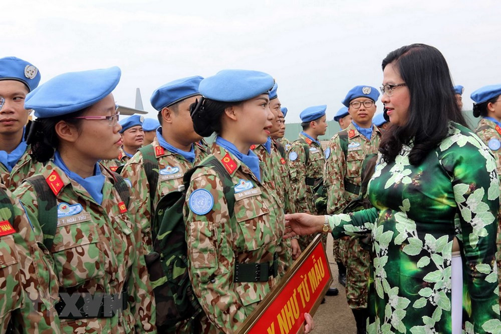 Đại diện lãnh đạo Thành phố Hồ Chí Minh với các quân nhân lên đường làm nhiệm vụ. (Ảnh: Thanh Vũ/TTXVN)